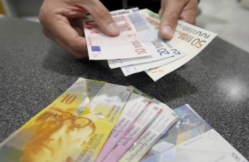 Francul a scăzut pentru a şasea şedinţă consecutiv